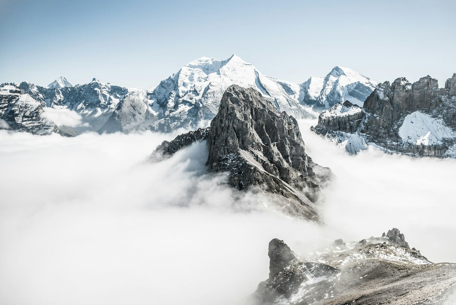 Sommet enneigé émergeant au-dessus des nuages